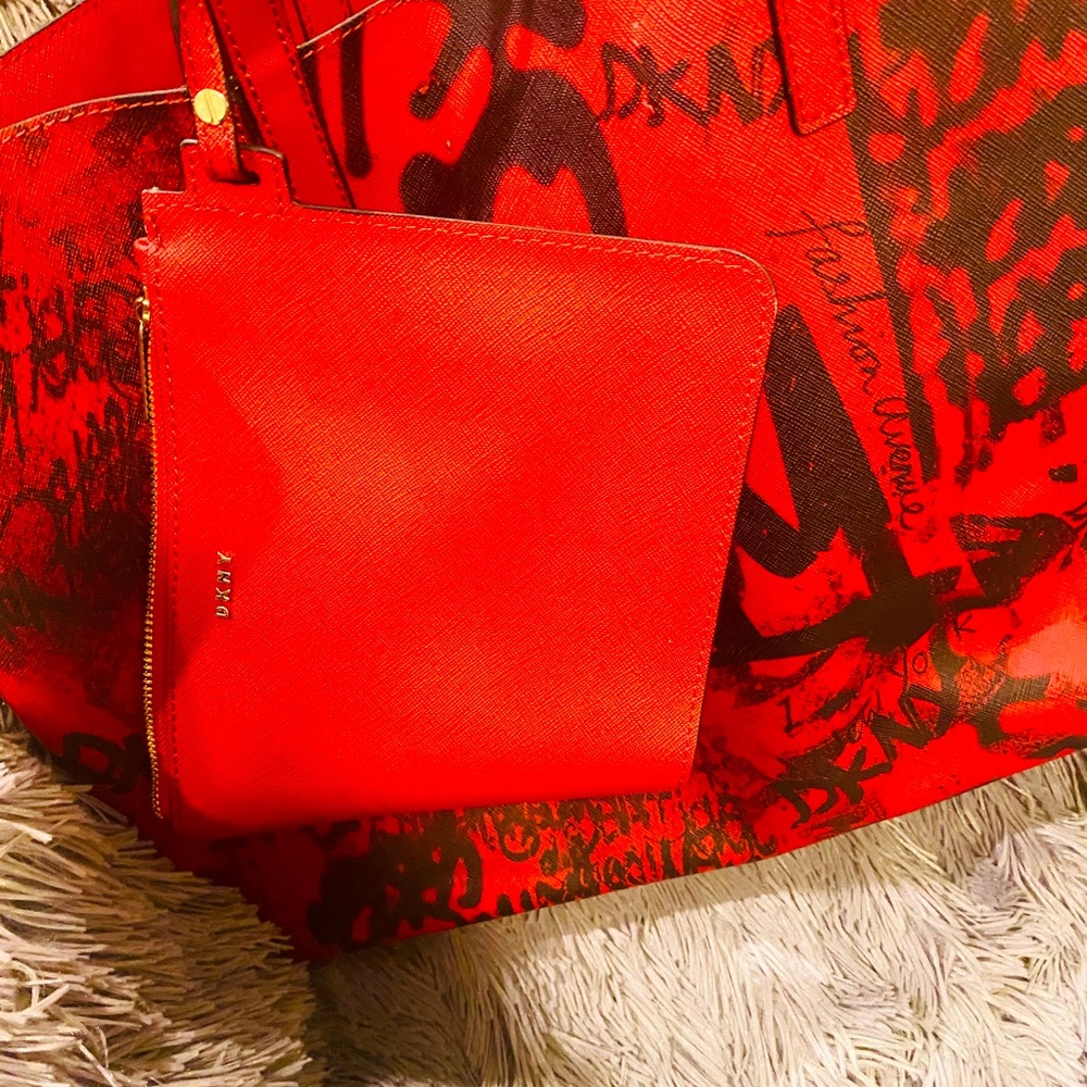 DKNY LARGE TOTE BAG WITH ZIP POUCH WALLET
